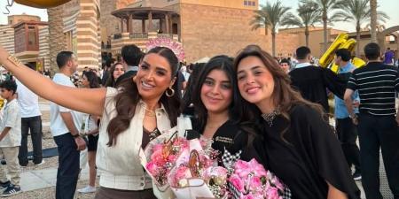 روجينا
      تحتفل
      بتخرج
      ابنتها
      مريم..
      صور