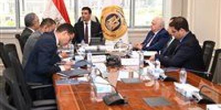 وزير
      الصناعة
      يلتقي
      رئيس
      جمعية
      رجال
      الأعمال
      المصريين
      الأفارقة
      لبحث
      سبل
      تعزيز
      التعاون
      الصناعي