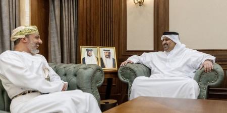 الرئيس التنفيذي للمؤسسة القطرية للإعلام يجتمع مع السفير العماني
