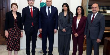 عون:
      انسحاب
      إسرائيل
      يمكن
      ‎لبنان
      من
      بسط
      سلطته
      وإنهاء
      المظاهر
      المسلحة