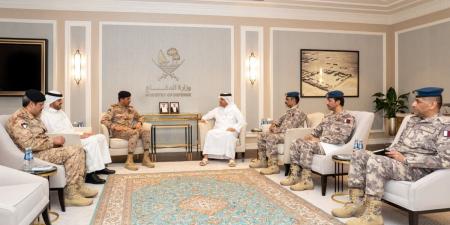 نائب رئيس مجلس الوزراء ووزير الدولة لشؤون الدفاع يلتقي رئيس الأركان العامة للجيش الكويتي 