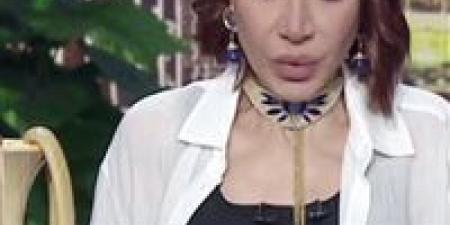"الطماطم
والبيض
رخصوا
ياجدعان"..
بسمة
وهبة
تحتفل
على
الهواء
بطبق
شكشوكة