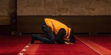 أمين
      الفتوى
      يوضح
      حكم
      الصلاة
      بالقراءة
      من
      المصحف
      والهاتف
      وضوابط
      الدعاء
      المكتوب