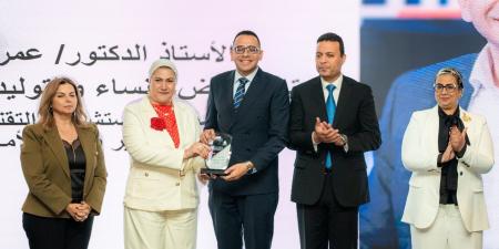اللجنة
      الوطنية
      للقضاء
      على
      ختان
      الإناث
      تكرّم
      ا.د
      عمرو
      حسن
      تقديراً
      لإسهاماته
      في
      مكافحة
      ختان
      الإناث