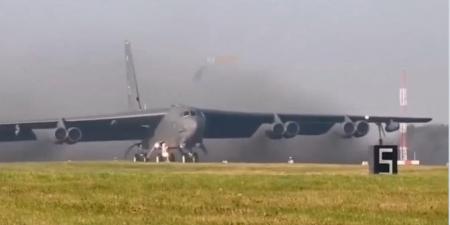 بالفيديو.. لحظة تحطم قاذفة "بي-52" الأمريكية ومقتل 8 من طاقمها