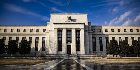 مجلس الاحتياطي الفيدرالي الأمريكي يثبت سعر الفائدة