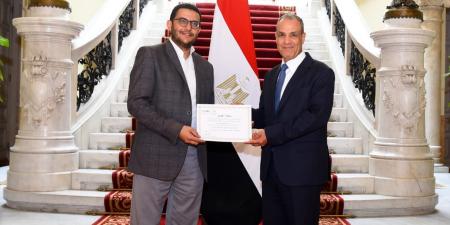 «تعزيز
      الأمن
      الصحي
      بالقارة
      الأفريقية»..
      وزير
      الخارجية
      يلتقي
      الوفد
      الطبي
      المصري
      العائد
      من
      تنزانيا
      وكينيا|صور