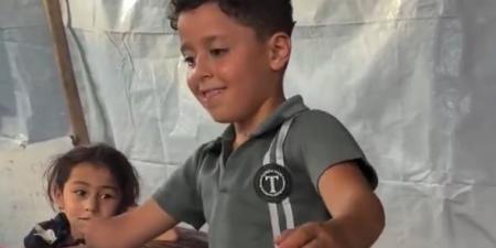 بالفيديو| طفل فلسطيني مبتور الساقين يستعرض مهاراته في كرة القدم بين الخيام في غزة