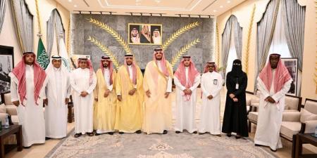 الأمير فواز بن سلطان يسلم 
شهادة الامتثال لمنشآت التدريب التقني والمهني بالطائف