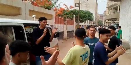 بالغناء والتصفيق، طلاب الثانوية العامة يدخلون لجان الامتحانات بالغربية (فيديو)