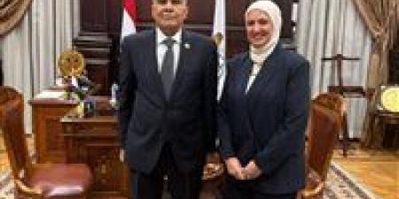 أمام وزير الصناعة.. زينب فهيم تطالب بتسهيل التراخيص وتوفير منافذ تسويق حقيقية للمشروعات الصغيرة والمتوسطة