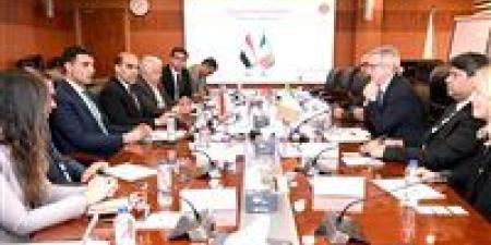 وزير
      الصناعة
      يبحث
      مع
      سفير
      أيرلندا
      وممثلي
      هيئة
      المشروعات
      الأيرلندية
      فرص
      تعزيز
      التعاون
      الصناعي
      بين
      البلدين