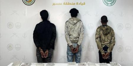 حرس
      الحدود
      يُحبط
      تهريب
      30
      كيلوغرامًا
      من
      الحشيش
      ويقبض
      على
      3
      مخالفين
      لنظام
      أمن
      الحدود