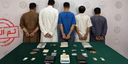 مكافحة
      المخدرات
      تقبض
      على
      6
      أشخاص
      في
      المدينة
      المنورة
      وجازان
      لترويج
      مواد
      مخدرة
