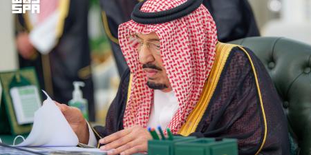 خادم الحرمين الشريفين يرأس جلسة مجلس الوزراء في جدة