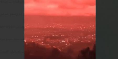 مشهد يثير الذهول..سماء كاراكاس تكتسي باللون الأحمر القاني بعد أيام من زلزال فنزويلا