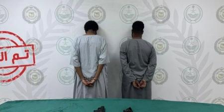 مكافحة
      المخدرات
      تقبض
      على
      3
      أشخاص
      في
      الباحة
      وحائل
      لترويج
      الحشيش
      والإمفيتامين