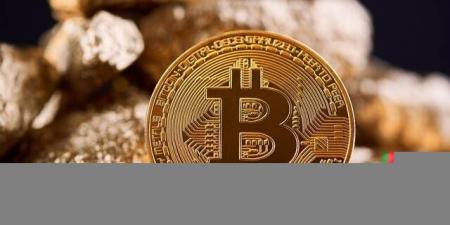 بيتكوين تتجاوز 62 ألف دولار وتتجه لمكاسب أسبوعية