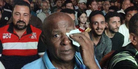 دموع الفرح على وجه الكابتن ثروت فرج لحظة إحراز الهدف الأول لمنتخب مصر
