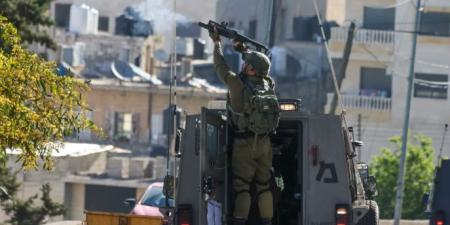 الاحتلال الإسرائيلي يصيب شاباً فلسطينياً بالرصاص ويعتقله من داخل سيارة الإسعاف
