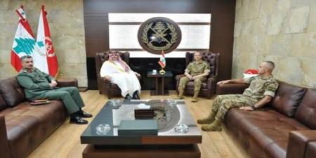 السفير
السعودي
لدى
لبنان
يبحث
التعاون
العسكري
مع
قائد
الجيش
اللبناني