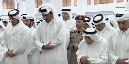 سمو الأمير يؤدي صلاة الجنازة على المغفور له سمو الأمير الوالد