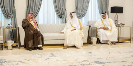 أمير منطقة الرياض يعزي في وفاة الشيخ حمد بن خليفة آل ثاني خلال زيارته سفارة قطر