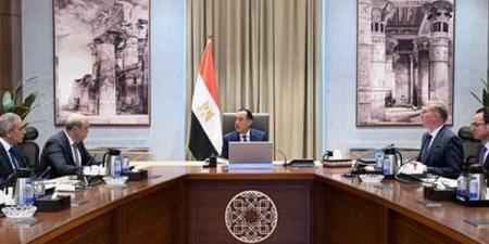 رئيس الوزراء يتابع عددا من ملفات العمل المشتركة بين الطيران والبترول