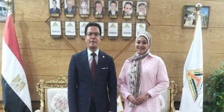 بعد
      لقائها
      مدبولي،
      رئيس
      جامعة
      بنها
      يكرم
      طالبة
      التجارة
      ويشيد
      بكفاحها
      في
      التوفيق
      بين
      الدراسة
      والعمل
