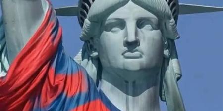 تمثال
الحرية
يتزين
بقميص
طرفي
نهائي
كأس
العالم
(صور)