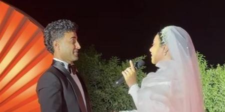 خطفت الأنظار بصوتها، ابنة الفنان صبحي خليل تبهر الحضور في حفل زفافها بالغناء لأنغام (فيديو)