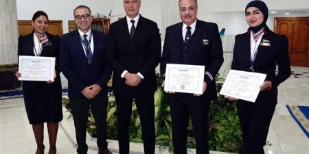 رئيس
مصر
للطيران
يكرم
طبيبة
لإنقاذها
راكبا
على
متن
الطائرة