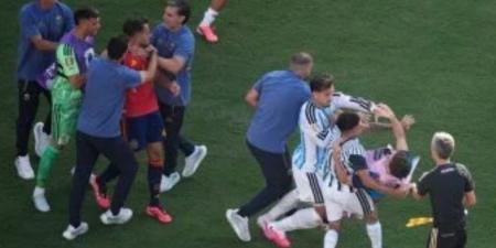 فيفا يلغي طرد باريديس لاعب الأرجنتين رغم اعتدائه على لاعبي إسبانيا كتب