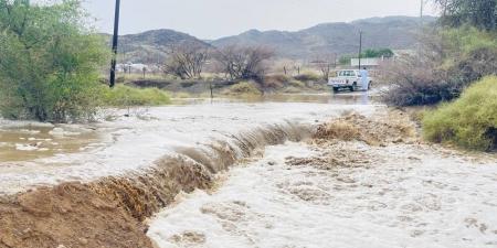 أمطار غزيرة تعزل طرقا وتقطع الكهرباء في العقيق