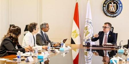 وزير
      التخطيط:
      قطاع
      الكهرباء
      يمثل
      نموذجًا
      ناجحًا
      للتعاون
      المؤسسي
      والشراكات
      التمويلية
      المبتكرة
