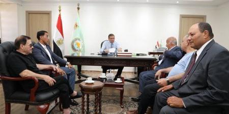 وزير
      الزراعة
      يبحث
      مع
      منتجي
      الدواجن
      تطوير
      الصناعة
      وفتح
      أسواق
      تصديرية
      جديدة