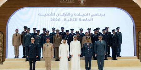 وزير الداخلية يشهد حفل تخريج الدفعة الثانية من منتسبي برنامج القيادة والأركان الأمنية
