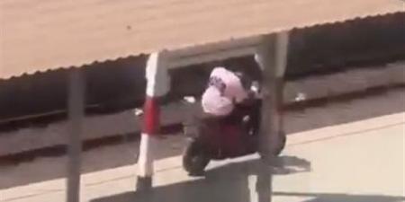 موتوسيكل
      على
      رصيف
      محطة
      قطار
      بالغربية،
      لحظات
      استعراض
      قد
      تتسبب
      في
      كارثة
      والأمن
      يفحص
      الفيديو