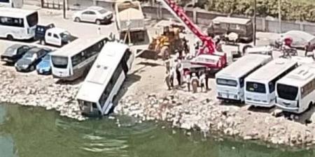 انتشال
      أتوبيس
      ركاب
      بعد
      سقوطه
      في
      ترعة
      الشرقاوي
      بالقليوبية