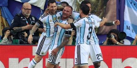 ميسي
      يوزع
      هدايا
      قيمة
      على
      لاعبي
      منتخب
      الأرجنتين