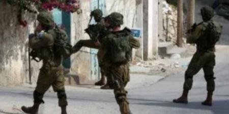 قوات الاحتلال تعتقل مواطنا فلسطينيا من بلدة أبو ديس شرق القدس