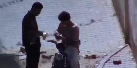 منكر
      عيني
      عينك،
      شابان
      يتناولان
      "بيرة
      مشبرة"
      أثناء
      قيادة
      دراجة
      نارية
      بفيصل
      والأمن
      يتحرك
      (صور)
