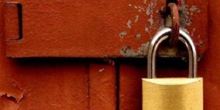 بلاغ عبر السوشيال ميديا يكشف المخالفة، ورشة معدات ثقيلة خالفت قرار الإغلاق بالقاهرة