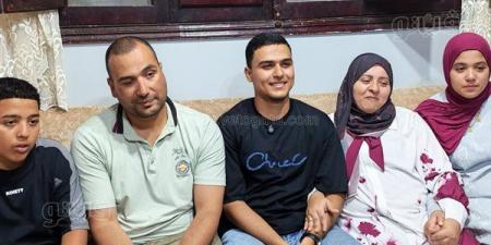 حسين
      محمد
      التاسع
      على
      الجمهورية
      بالثانوية
      العامة:
      سجدت
      لله
      بعد
      سماع
      النتيجة
      وحلمي
      الالتحاق
      بهندسة
      البترول
      (فيديو)