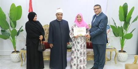 محافظ
      قنا
      يكرم
      أوائل
      المعاهد
      الأزهرية..
      ويؤكد:
      التفوق
      هو
      ثمرة
      الجد
      والاجتهاد
      (صور)