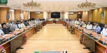 سكرتير عام الشرقية يبحث مع رؤساء المراكز والمدن والأحياء موقف منظومة النظافة