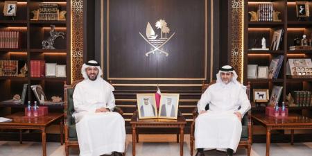 محافظ مصرف قطر المركزي يجتمع مع سفير دولة الكويت لدى الدولة