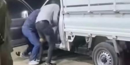 لحظة
      خطف
      شاب
      وسط
      الشارع
      بالبحيرة
      والخاطف
      للأهالي:
      واخد
      مراتي
      وبيديها
      مخدرات
      وآسف
      على
      الإزعاج
      (فيديو)