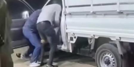 واقعة
      فيديو
      "واخد
      مراتي
      وبيديها
      بودرة"،
      الأمن
      يكشف
      ملابسات
      خطف
      شاب
      بالقوة
      وسط
      الشارع
      بالبحيرة
      (فيديو)
