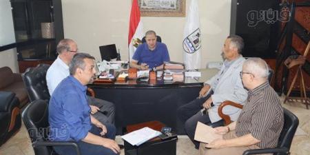محافظة بني سويف تبحث تسريع تحصيل مستحقات الدولة عن مشروعات الصرف الزراعي المغطى